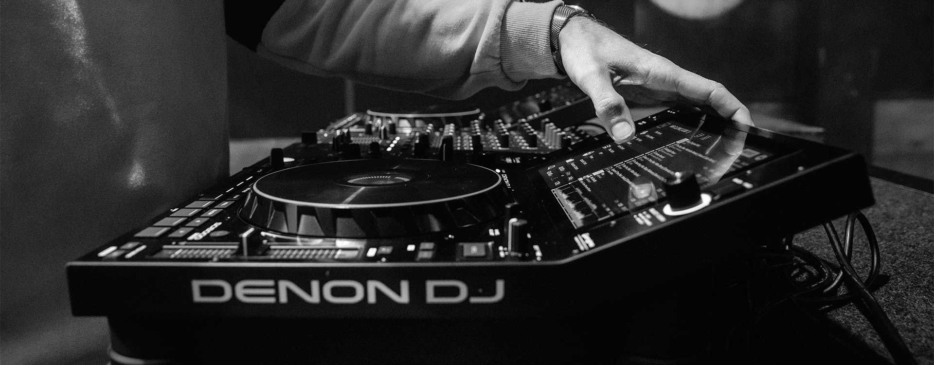 Denon Prime 4 | Sistema DJ todo en uno - mesa de mezclas de 4 canales